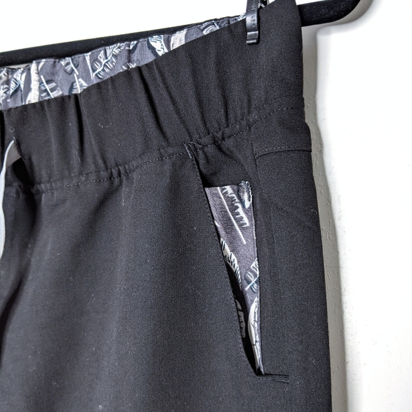 FIGS Tema Performance Wide Leg Cargo Scrubs Pants - Picture 7 of 12